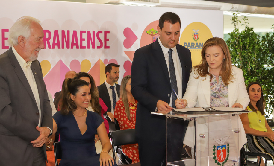 O governador Carlos Massa Ratinho Junior sancionou nesta terça-feira (21) a criação do Fundo Estadual dos Direitos da Mulher (FEDIM/PR).