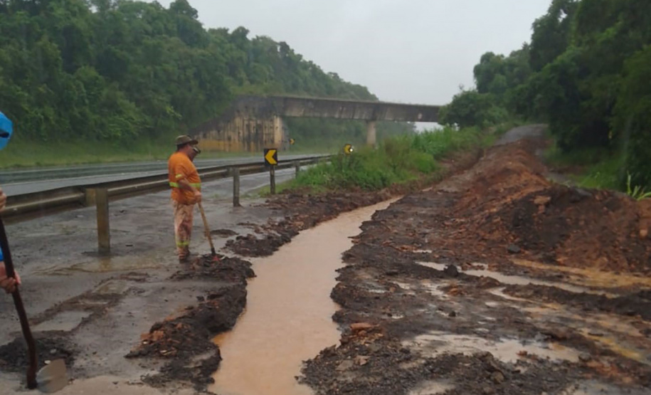 DER/PR recupera rapidamente quedas de barreiras em rodovia nos Campos Gerais