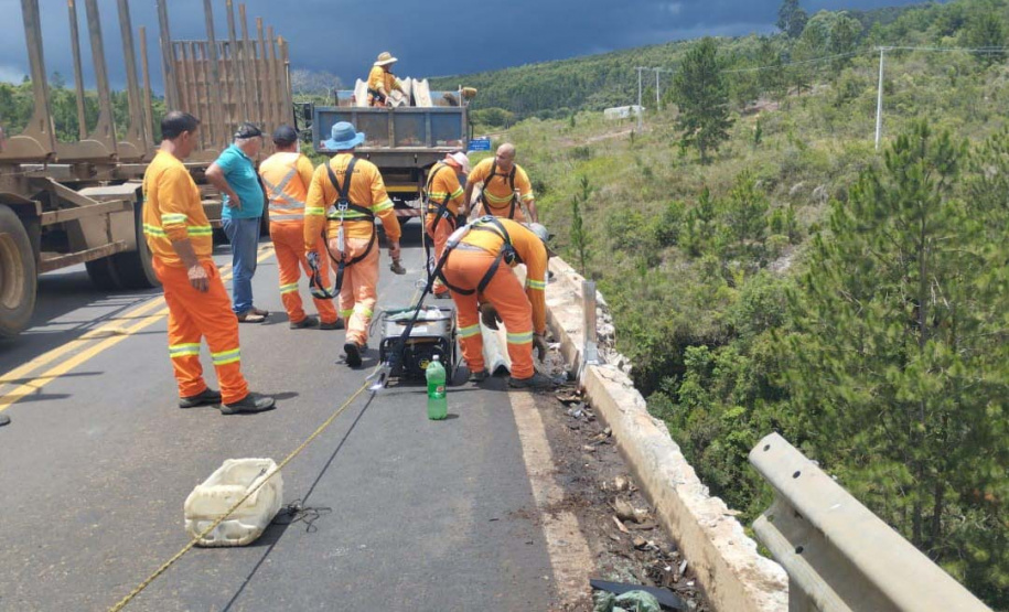 DER/PR recupera rapidamente quedas de barreiras em rodovia nos Campos Gerais
