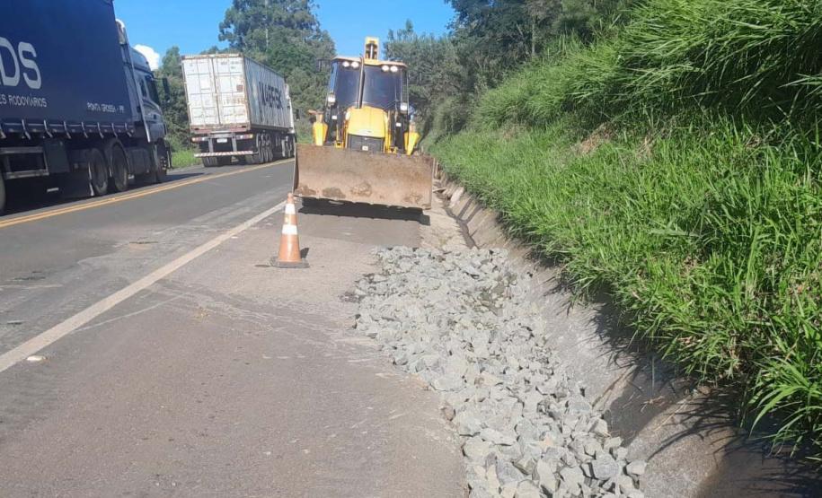 DER/PR recupera rapidamente quedas de barreiras em rodovia nos Campos Gerais