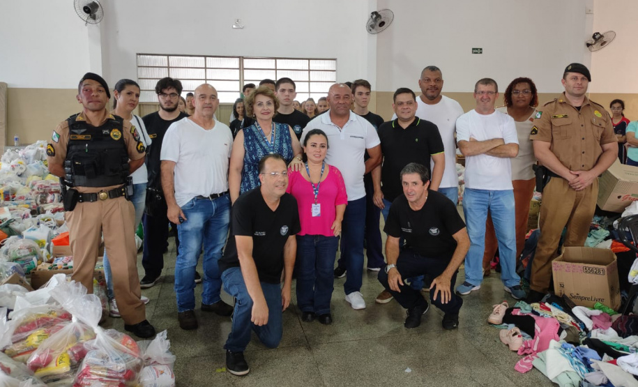 Estudantes de Cornélio Procópio arrecadam donativos e entregam para famílias de Bandeirantes