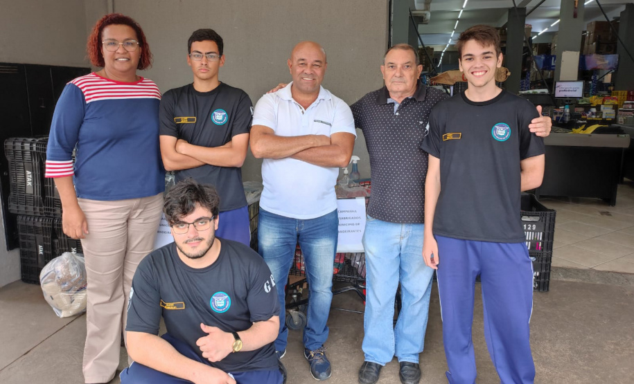 Estudantes de Cornélio Procópio arrecadam donativos e entregam para famílias de Bandeirantes