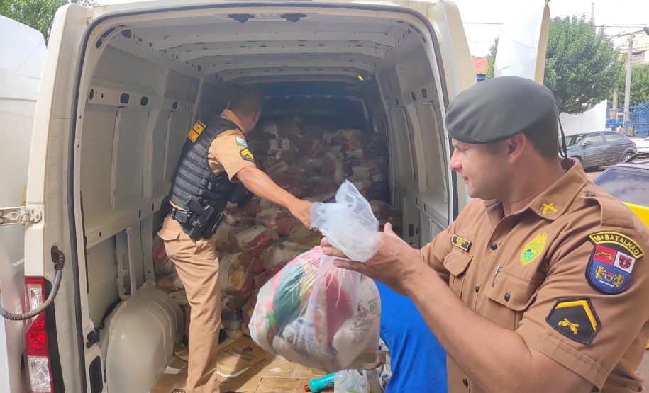 Estudantes de Cornélio Procópio arrecadam donativos e entregam para famílias de Bandeirantes