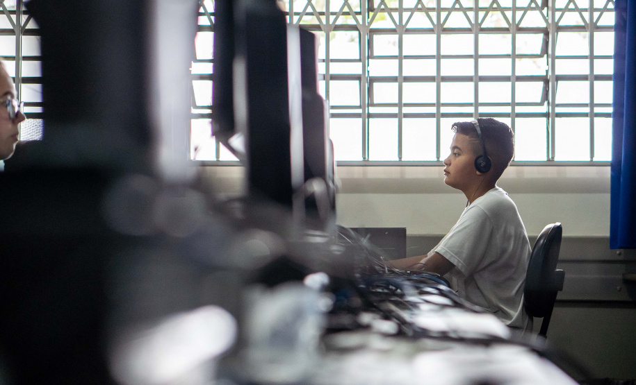 Novos materiais, tecnologia e intercâmbio: o avanço do Paraná no ensino do inglês na rede pública