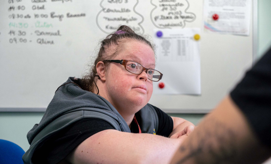 Aluna de 36 anos, portadora de Síndrome de Down, dá lição de solidariedade em instituição parceira da Seed