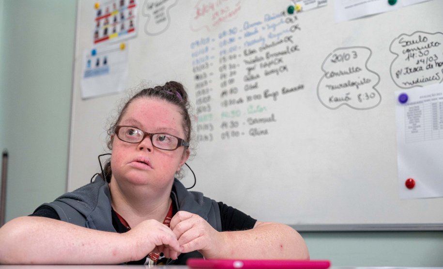 Aluna de 36 anos, portadora de Síndrome de Down, dá lição de solidariedade em instituição parceira da Seed