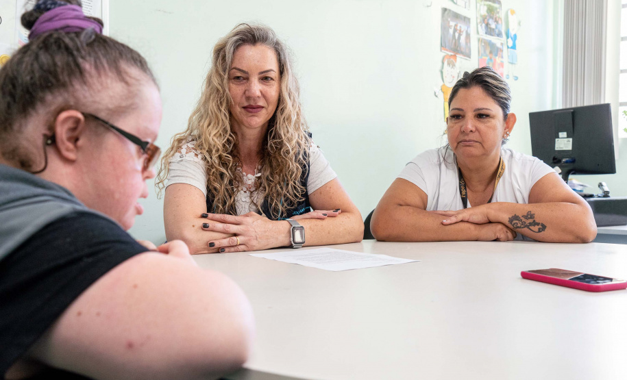 Aluna de 36 anos, portadora de Síndrome de Down, dá lição de solidariedade em instituição parceira da Seed