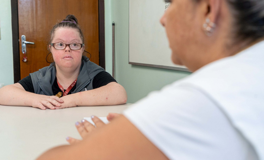 Aluna de 36 anos, portadora de Síndrome de Down, dá lição de solidariedade em instituição parceira da Seed