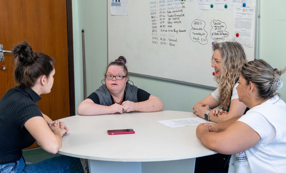 Aluna de 36 anos, portadora de Síndrome de Down, dá lição de solidariedade em instituição parceira da Seed