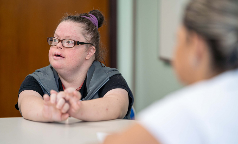 Aluna de 36 anos, portadora de Síndrome de Down, dá lição de solidariedade em instituição parceira da Seed