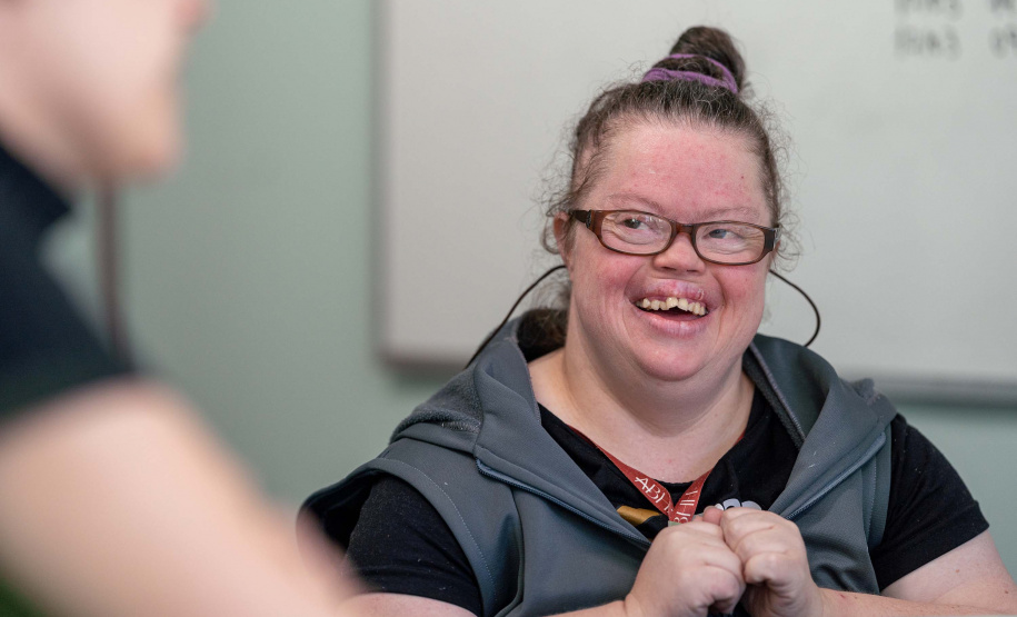 Aluna de 36 anos, portadora de Síndrome de Down, dá lição de solidariedade em instituição parceira da Seed