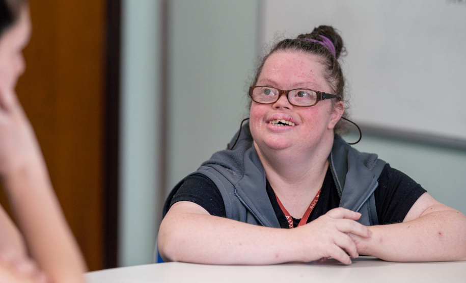 Aluna de 36 anos, portadora de Síndrome de Down, dá lição de solidariedade em instituição parceira da Seed