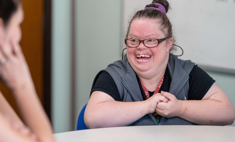 Aluna de 36 anos, portadora de Síndrome de Down, dá lição de solidariedade em instituição parceira da Seed