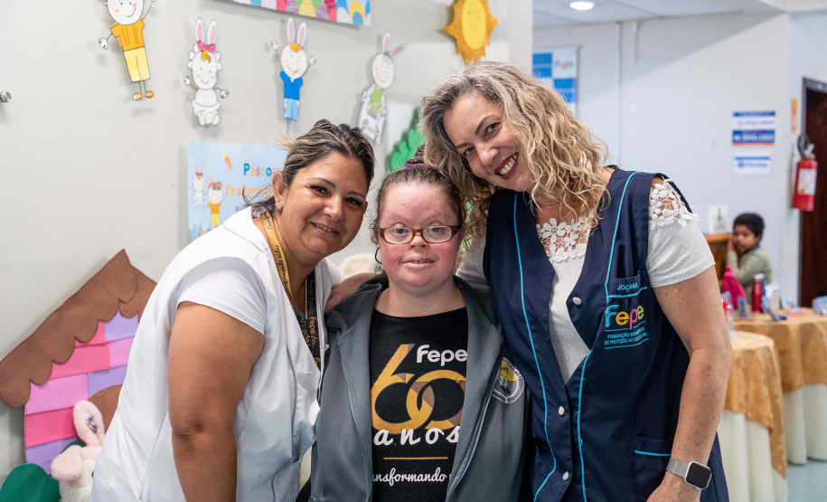 Aluna de 36 anos, portadora de Síndrome de Down, dá lição de solidariedade em instituição parceira da Seed