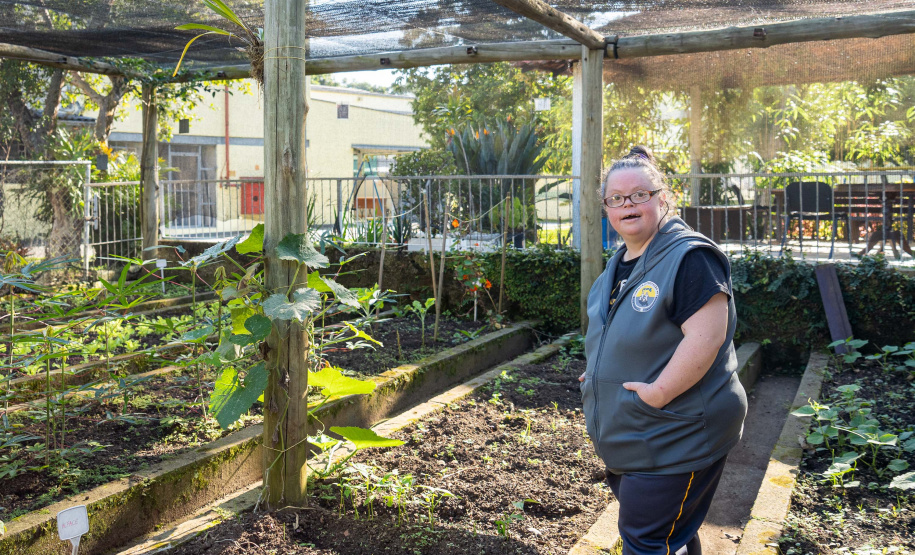 Aluna de 36 anos, portadora de Síndrome de Down, dá lição de solidariedade em instituição parceira da Seed