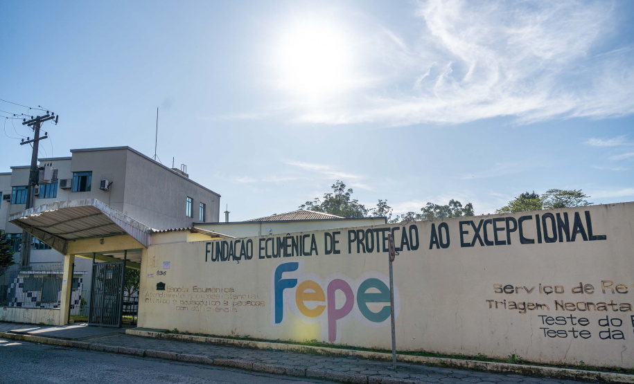 Aluna de 36 anos, portadora de Síndrome de Down, dá lição de solidariedade em instituição parceira da Seed