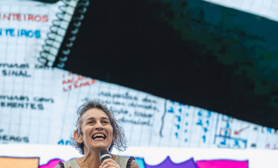 Com projeto “Caderninho de Matemática”, professora da rede estadual produz conteúdo para alunos e professores de todo o Brasil