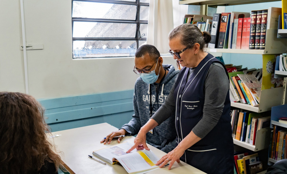 Atividade simula censo habitacional e ensina lição de cidadania em escola da rede estadual, em Curitiba