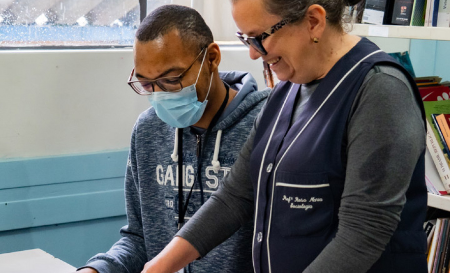 Atividade simula censo habitacional e ensina lição de cidadania em escola da rede estadual, em Curitiba
