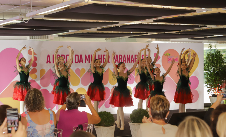 A primeira-dama do Paraná, Luciana Saito Massa, presidiu nesta terça-feira (21) o II Encontro das Primeiras-Damas do Paraná — A Força da Mulher Paranaense, no Museu Oscar Niemeyer, em Curitiba.