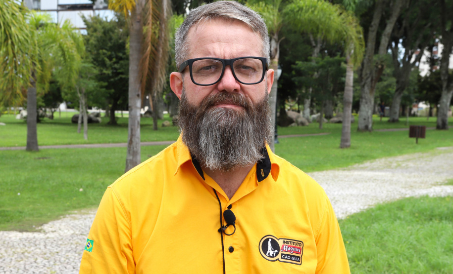 Governo recebe Rock e Roberto Leite, dupla de cego e cão-guia que vai trabalhar em órgão estadual