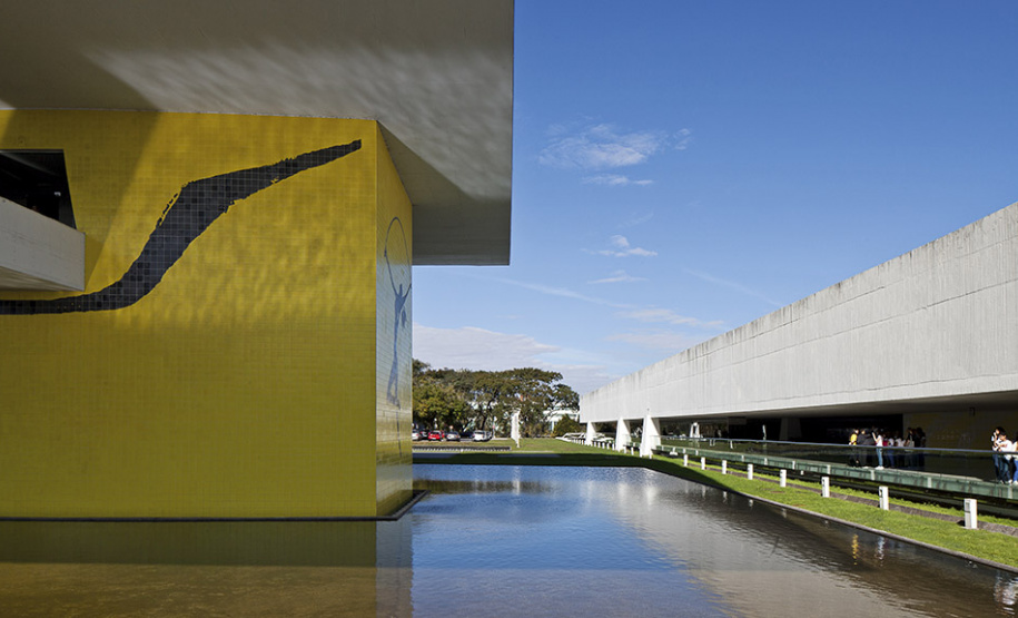 exposição “Fora das Sombras: Novas Gerações do Feminino na Arte Contemporânea