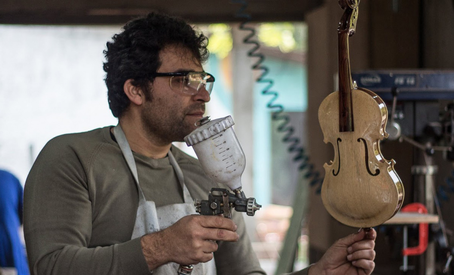 Com foco na preservação ambiental e cultural, IAT permite exploração da Caxeta por fandangueiros