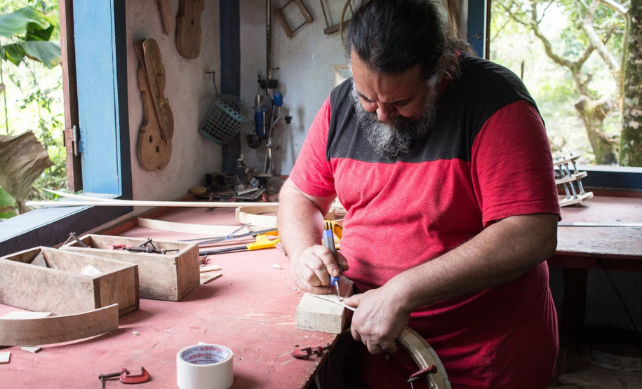 Com foco na preservação ambiental e cultural, IAT permite exploração da Caxeta por fandangueiros