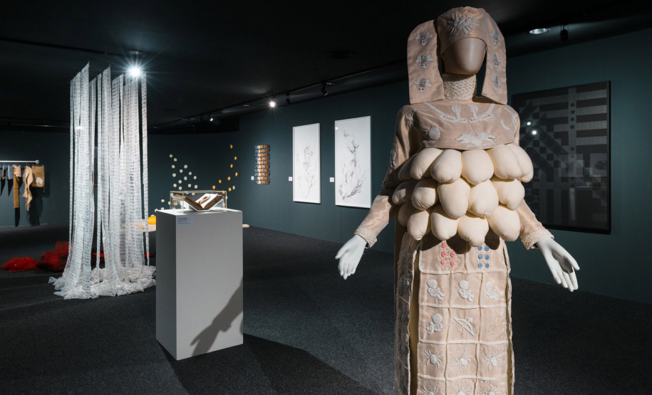 exposição “Fora das Sombras: Novas Gerações do Feminino na Arte Contemporânea