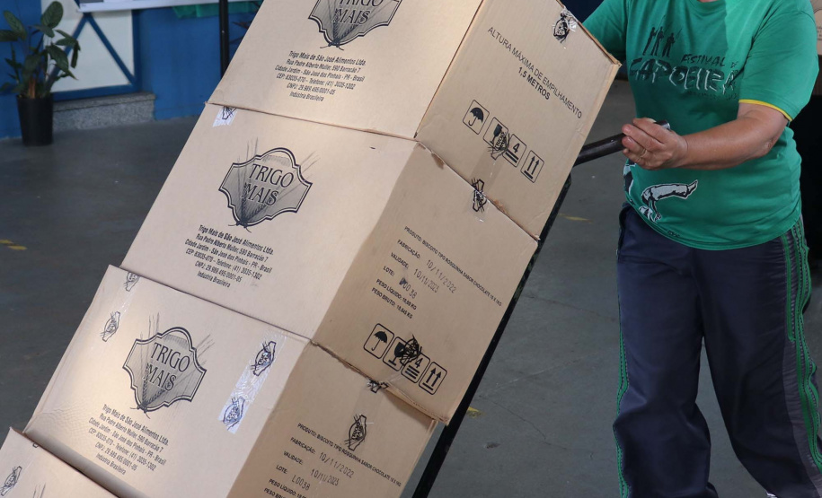 Governo Estadual e Fundepar fazem entrega da segunda remessa em 2023 de alimentos não perecíveis da merenda escolar