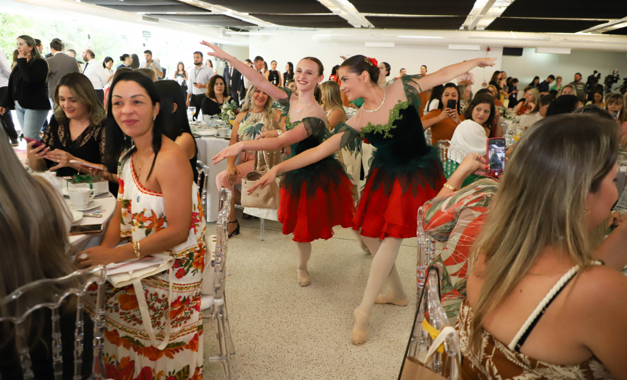 A primeira-dama do Paraná, Luciana Saito Massa, presidiu nesta terça-feira (21) o II Encontro das Primeiras-Damas do Paraná — A Força da Mulher Paranaense, no Museu Oscar Niemeyer, em Curitiba.