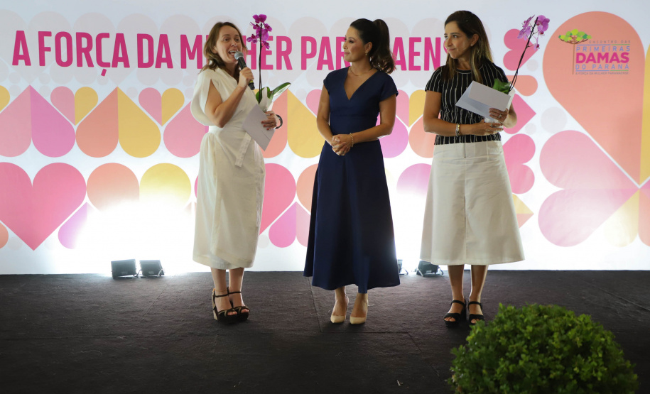 A primeira-dama do Paraná, Luciana Saito Massa, presidiu nesta terça-feira (21) o II Encontro das Primeiras-Damas do Paraná — A Força da Mulher Paranaense, no Museu Oscar Niemeyer, em Curitiba.
