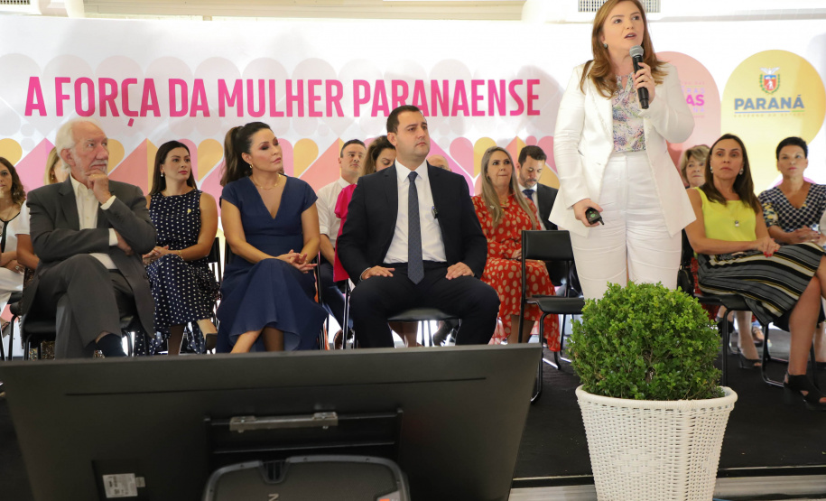 A primeira-dama do Paraná, Luciana Saito Massa, presidiu nesta terça-feira (21) o II Encontro das Primeiras-Damas do Paraná — A Força da Mulher Paranaense, no Museu Oscar Niemeyer, em Curitiba.