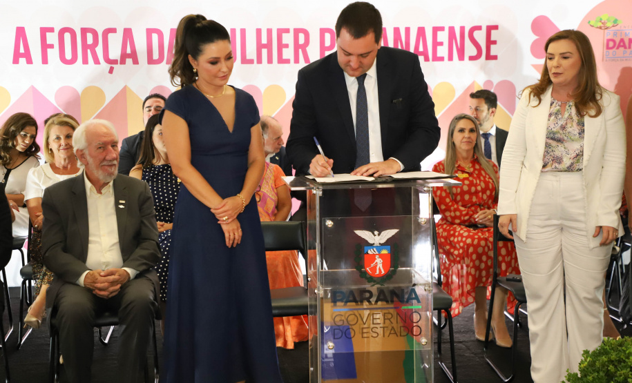 O governador Carlos Massa Ratinho Junior sancionou nesta terça-feira (21) a criação do Fundo Estadual dos Direitos da Mulher (FEDIM/PR).
