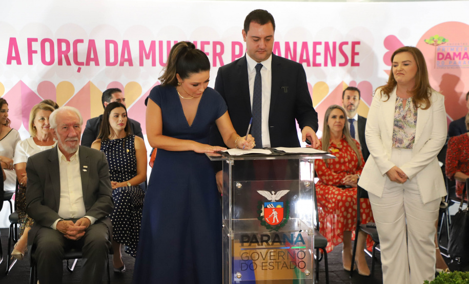 O governador Carlos Massa Ratinho Junior sancionou nesta terça-feira (21) a criação do Fundo Estadual dos Direitos da Mulher (FEDIM/PR).