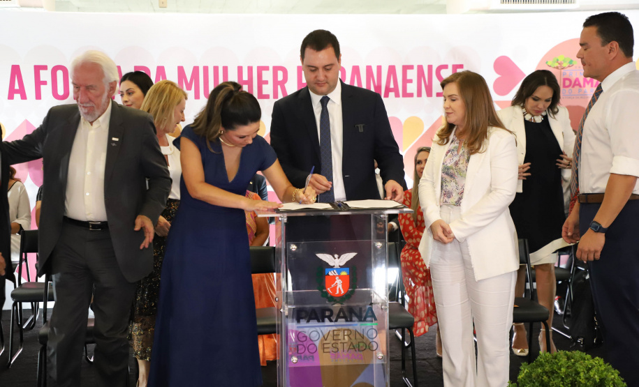 O governador Carlos Massa Ratinho Junior sancionou nesta terça-feira (21) a criação do Fundo Estadual dos Direitos da Mulher (FEDIM/PR).