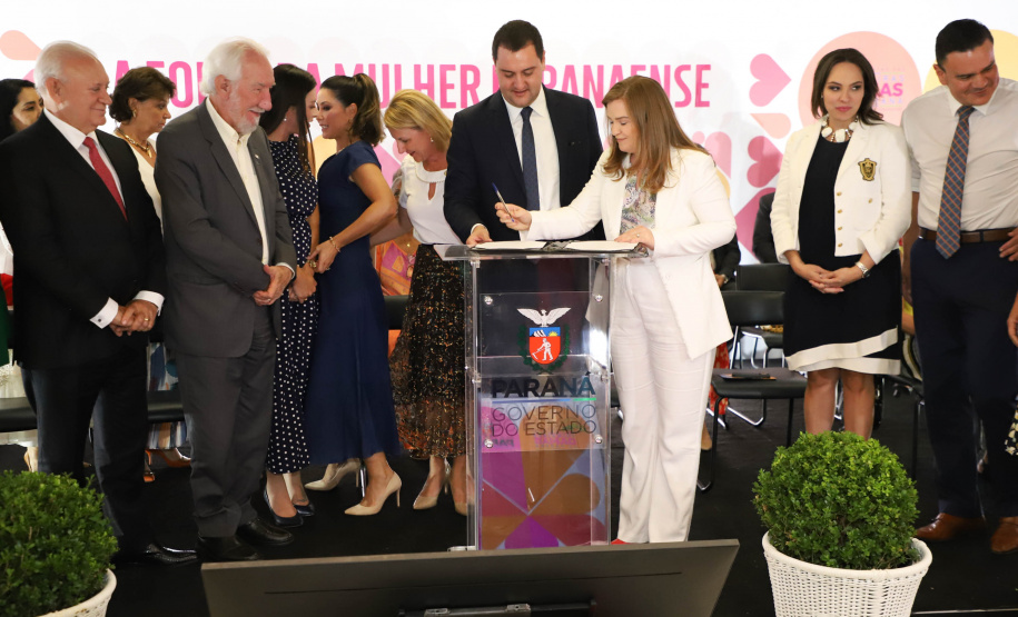 O governador Carlos Massa Ratinho Junior sancionou nesta terça-feira (21) a criação do Fundo Estadual dos Direitos da Mulher (FEDIM/PR).