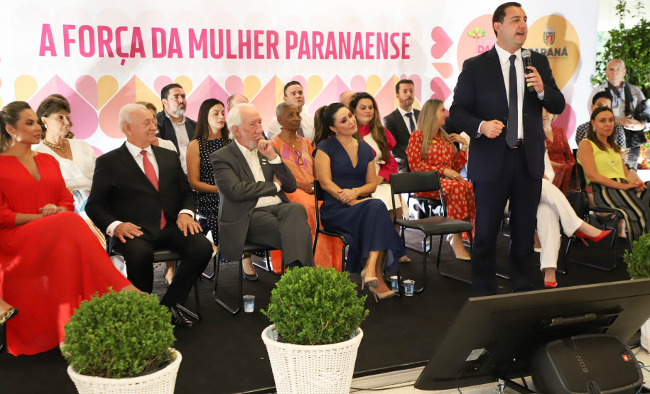 O governador Carlos Massa Ratinho Junior anunciou nesta terça-feira (21) um pacote de ações do Governo do Estado focadas na promoção da igualdade de gênero e combate à violência contra a mulher.