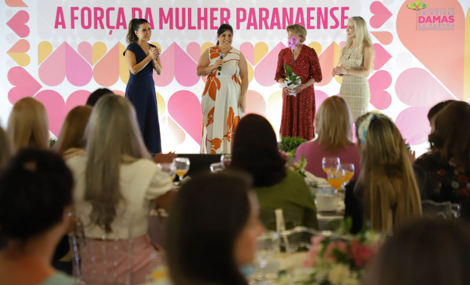 A primeira-dama do Paraná, Luciana Saito Massa, presidiu nesta terça-feira (21) o II Encontro das Primeiras-Damas do Paraná — A Força da Mulher Paranaense, no Museu Oscar Niemeyer, em Curitiba.