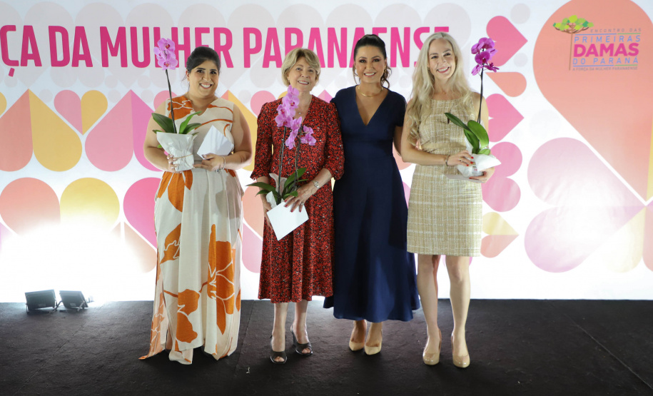A primeira-dama do Paraná, Luciana Saito Massa, presidiu nesta terça-feira (21) o II Encontro das Primeiras-Damas do Paraná — A Força da Mulher Paranaense, no Museu Oscar Niemeyer, em Curitiba.