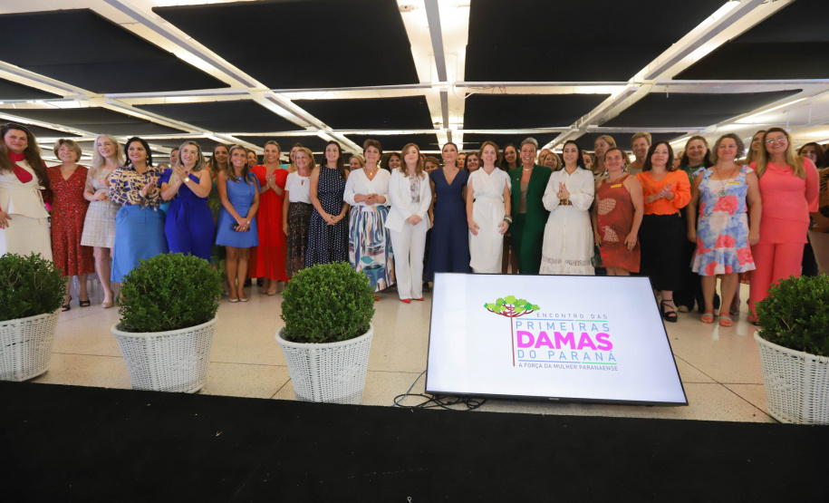 A primeira-dama do Paraná, Luciana Saito Massa, presidiu nesta terça-feira (21) o II Encontro das Primeiras-Damas do Paraná — A Força da Mulher Paranaense, no Museu Oscar Niemeyer, em Curitiba.
