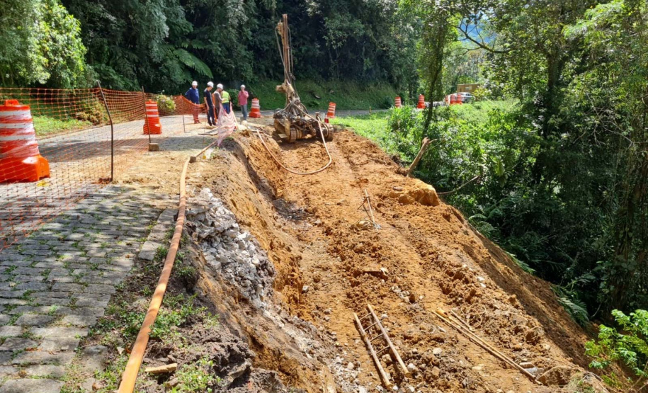 Estrada da Graciosa tem frentes de trabalho em quatro quilômetros