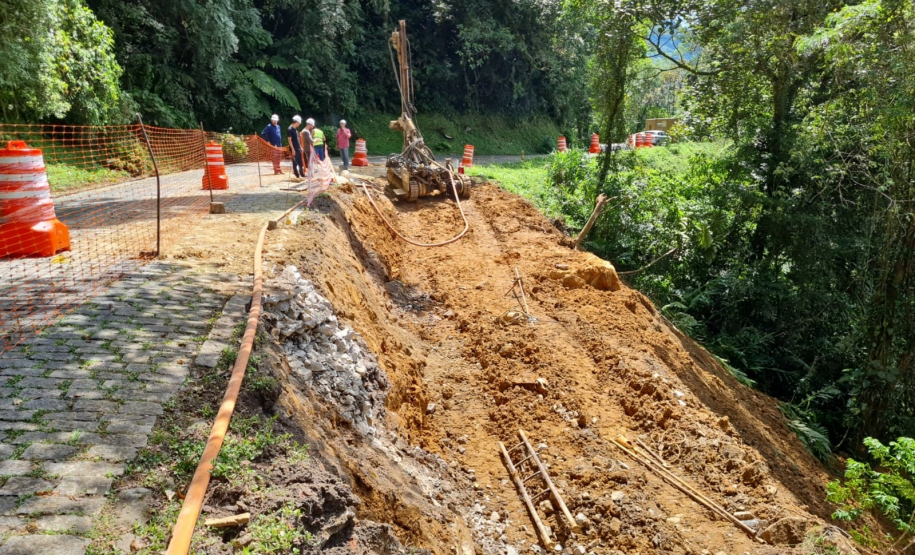 Estrada da Graciosa tem frentes de trabalho em quatro quilômetros