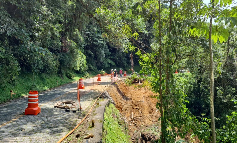 Estrada da Graciosa tem frentes de trabalho em quatro quilômetros