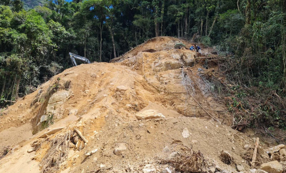 Estrada da Graciosa tem frentes de trabalho em quatro quilômetros