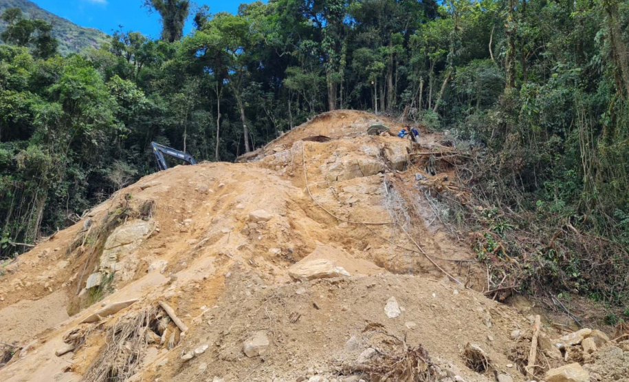 Estrada da Graciosa tem frentes de trabalho em quatro quilômetros
