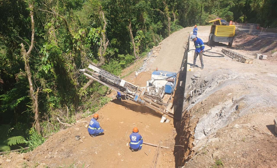 Estrada da Graciosa tem frentes de trabalho em quatro quilômetros