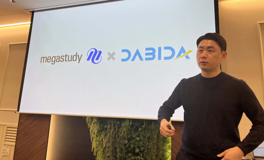 O governador Carlos Massa Ratinho Junior se reuniu nesta terça-feira (14) com representantes da startup sul-coreana Riiid, que é referência em tecnologia na educação, em Seul, no país asiático.