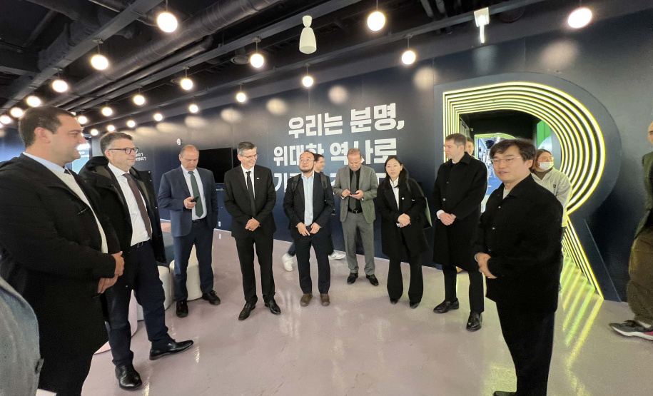 O governador Carlos Massa Ratinho Junior se reuniu nesta terça-feira (14) com representantes da startup sul-coreana Riiid, que é referência em tecnologia na educação, em Seul, no país asiático.