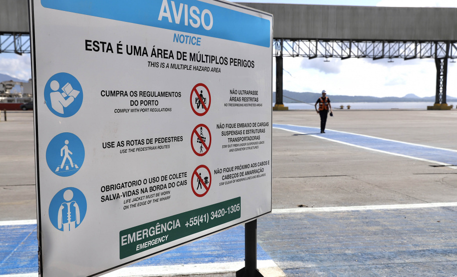 Porto de Paranaguá ganha nova sinalização horizontal e vertical na faixa primária